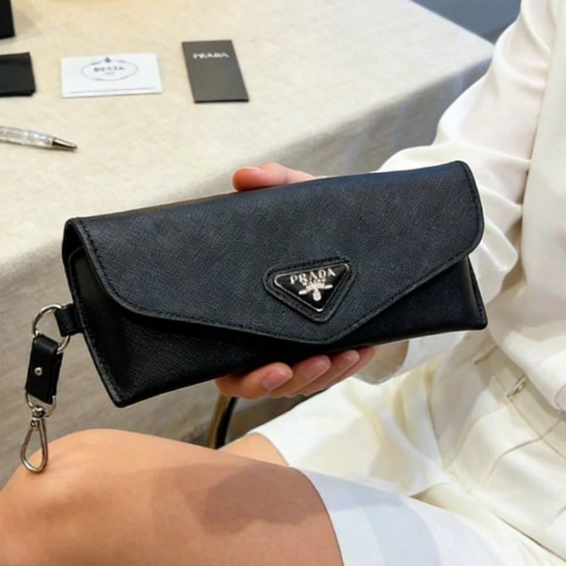 Prada zwart lederen brillenkok - Luxury Bags Consignment recensie en prijs