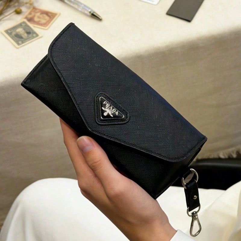 Prada zwart lederen brillenkok - Luxury Bags Consignment recensie en prijs